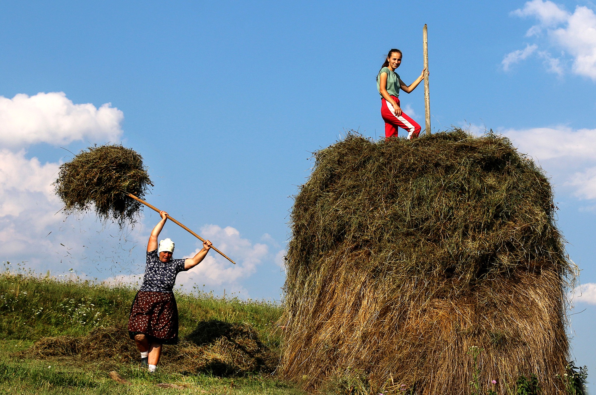 8 Si lavora per linverno decima class
IMAGO CLUB RICCARDO MAGNINI

Racconto di un momento particolare. Due donne sono al lavoro alla fine della stagione produttiva. Interessante il contrasto generazionale messo in risalto anche dallabbigliamento. La ges