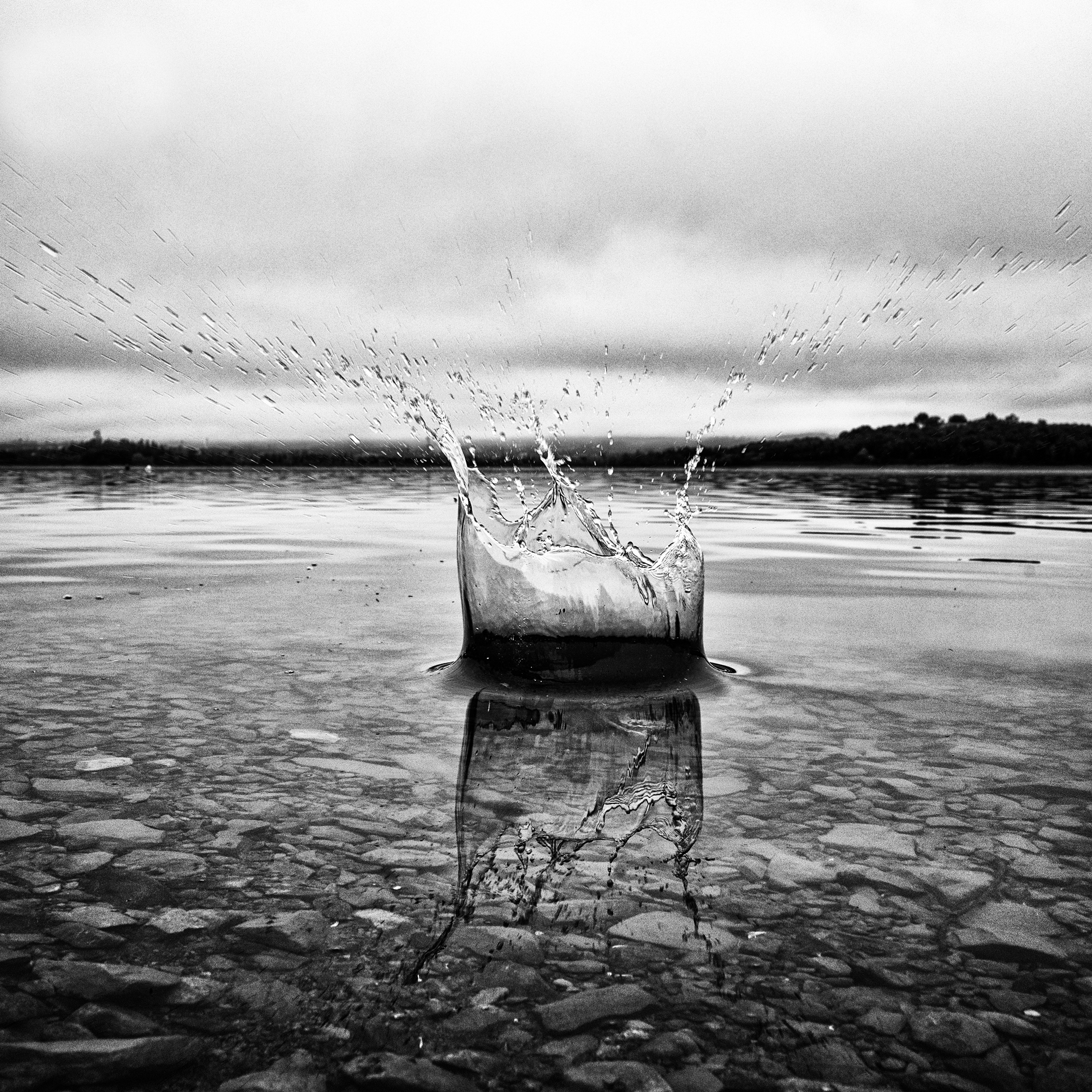 7) GIOCHI DI BIMBO SECONDA CLASS PHOTO CLUB MUGELLO GIANFRANCO GUAZZI
Lanciare sassi nellacqua  un gioco che appartiene ad ognuno. Schizzi, rimbalzi, il tonfo sonoro del corpo solido che si immerge sotto la superficie. Listante magico in cui si forma i