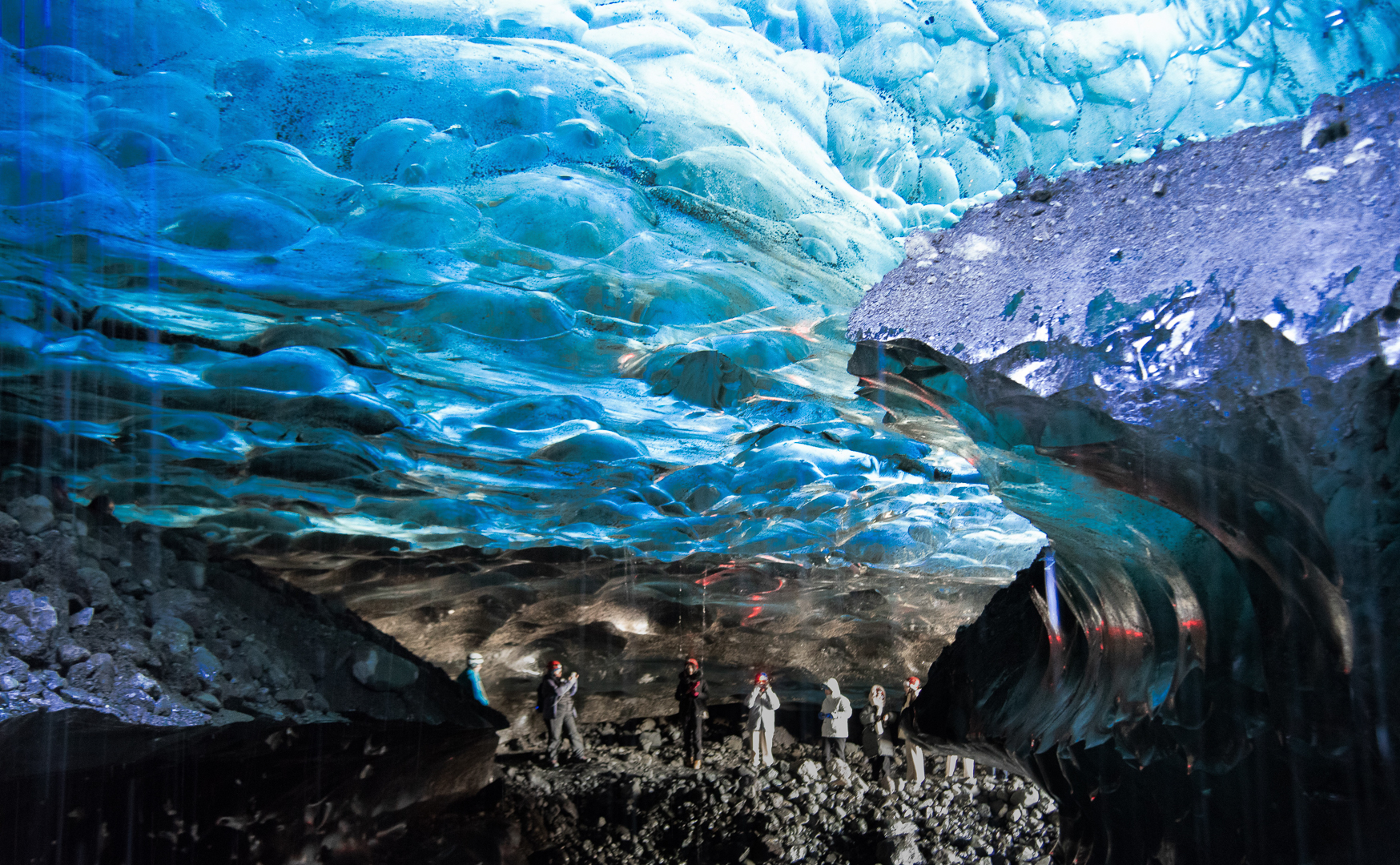 3) LA GROTTA DEL GHIACCIAIO OTTAVA CLASS QUINTOZOOM GIANNA CIAMPI
Islanda, terra dove ogni cosa riporta alle origini, dove vulcani, geyser, ghiaccio, vento impetuoso, grotte misteriose sono protagonisti ordinari. Grotte di cristalli di ghiaccio, questo il