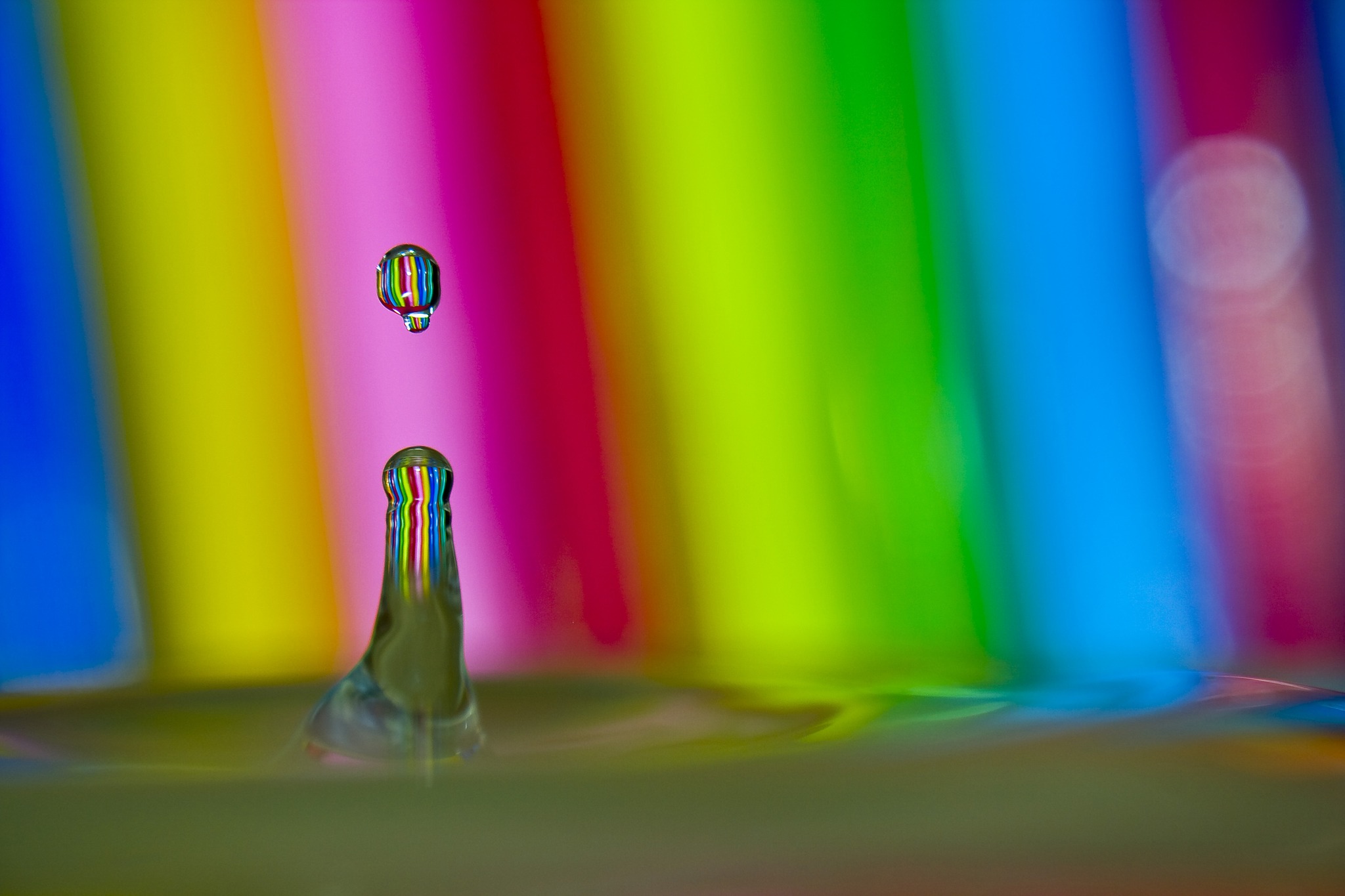 9) IL SEGRETO DELLACQUA DECIMA CLASS GF LE FORNACI FRANCESCO MARRACCINI
I colori cangianti della struttura sullo sfondo si rifrangono sulla stilla d'acqua che vivacemente risale, per un istante la gravit incombente  sospesa. La penombra del primo piano