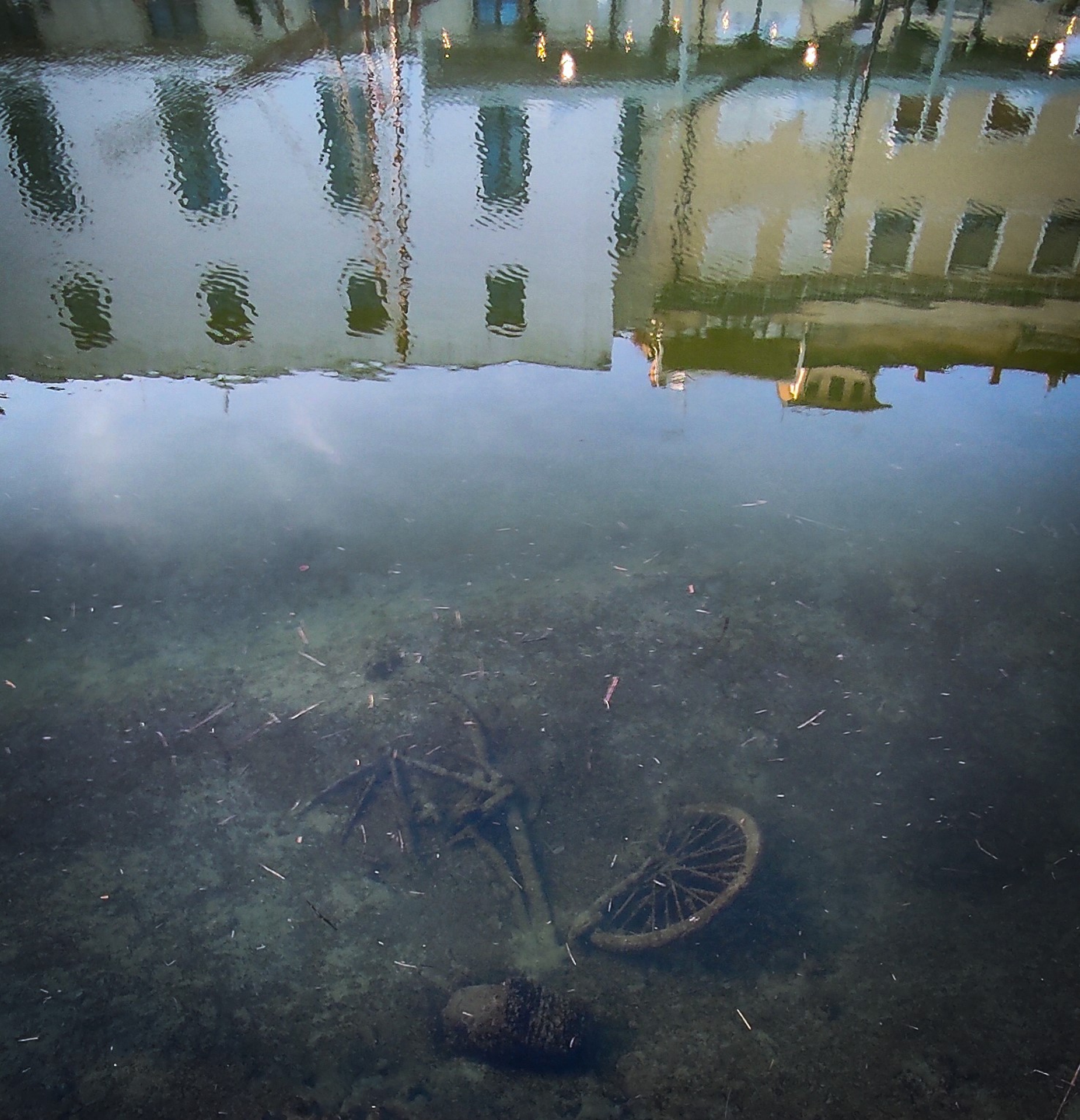 17) S(FUMATE) NEL CANALE TERZA CLASS PHTO CLUB MUGELLO MASSIMO CHINI
Un' immagine figlia di trasparenze e riflessi attraverso e grazie ai quali sentirsi coinvolti in percezioni diverse. Da un lato i palazzi che si rispecchiano, pittorici, sulla superficie