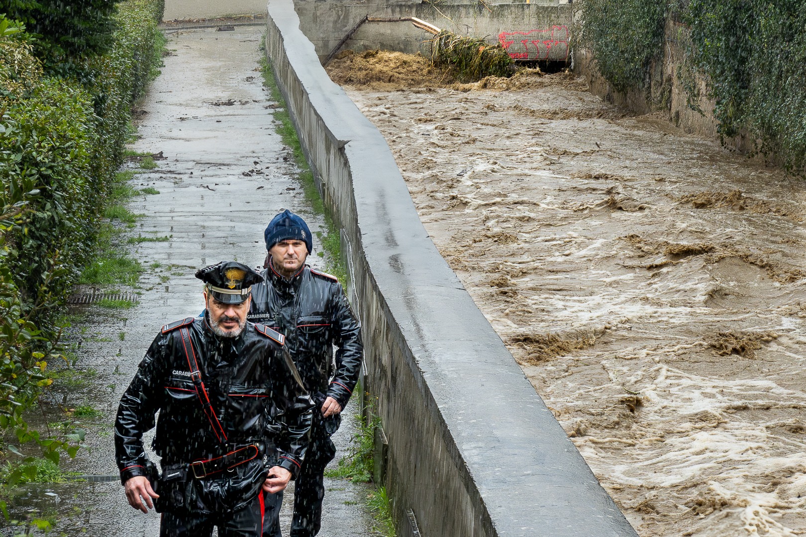 13) PIOGGIA E RIMAGGIO QUARTA CLASS QUINTOZOOM MARIANO BERTOLI
Lacqua  indispensabile fonte di vita, elemento imprescindibile per la sopravvivenza, ma  altres capace, causa la nostra incapacit di vivere in armonia con il nostro pianeta, di creare dis