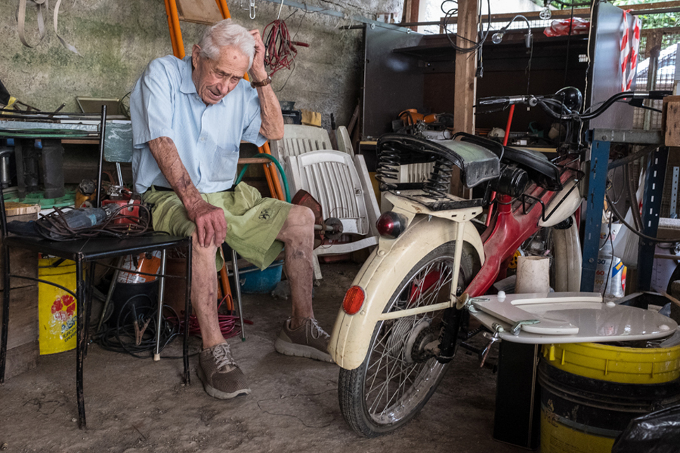 1       MARCO LORINI  PHOTO CLUB MUGELLO

Limmagine risulta molto spontanea, con lanziano che in maniera evidente racconta con nostalgia eh quanti km ci ho fatto con questo, ero giovane . Il punto di ripresa evidenzia bene i soggetti pur nel contes