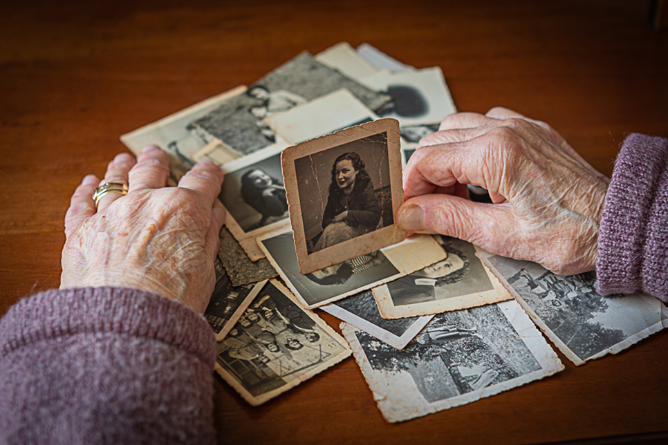 3       CLAUDIA GIAGNONI  IL BACCHINO

Lanziana che guarda se stessa -si presume- da giovane  immagine fortemente costruita ma estremamente meritevole in quanto priva di indizi palesi ma che lascia senzaltro capire le sensazioni del momento. Una ti