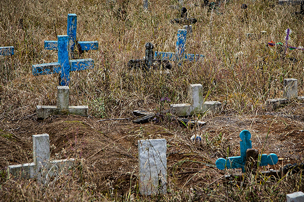 10 Classificata 3D Elena Tozzi  Il Sorriso

Immagine questa che a prima vista potrebbe sembrare banale ma che invece, ad un esame pi attento, rivela diversi spunti di riflessione. Il campo incolto, probabile cimiterino di campagna, racchiude croci che 