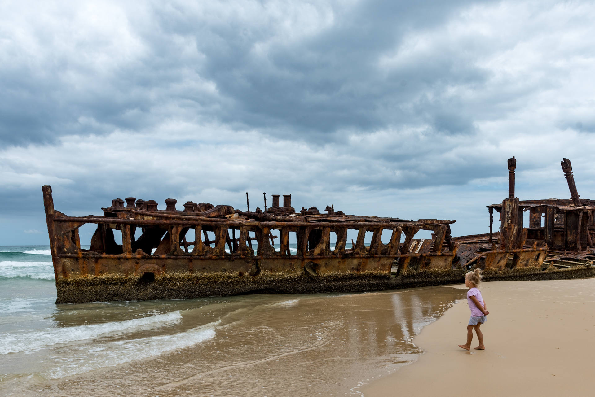 8 Classificata 4E Luisa Rastelli  Centro Sperimentale Fotografia

In questa immagine la prima cosa che salta agli occhi  il grande relitto, o meglio uno scheletro, di una nave che occupa quasi tutto lo spazio dell'orizzonte.
Sotto una spiaggia dorata, 