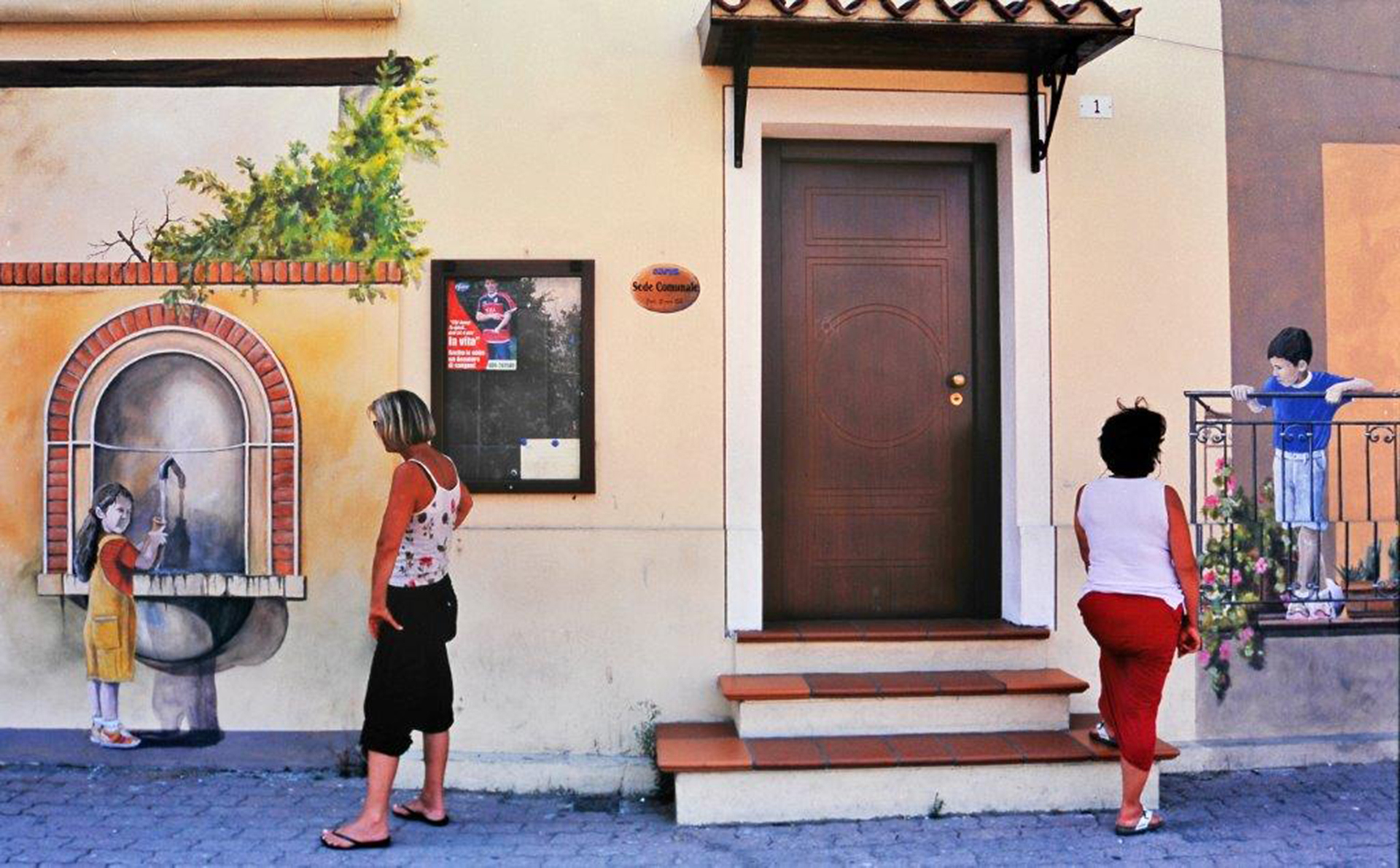 OTTAVA 
Foto n 6 BRUNERO LUCARINI
 Conversazioni molto tenere, educate, attenzioni rivolte con gentilezza a due bambini che qualcuno ha generati sulle pareti pittoricamente. Limmagine  costruita molto bene da sembrare un colloquio vero, brave le due a