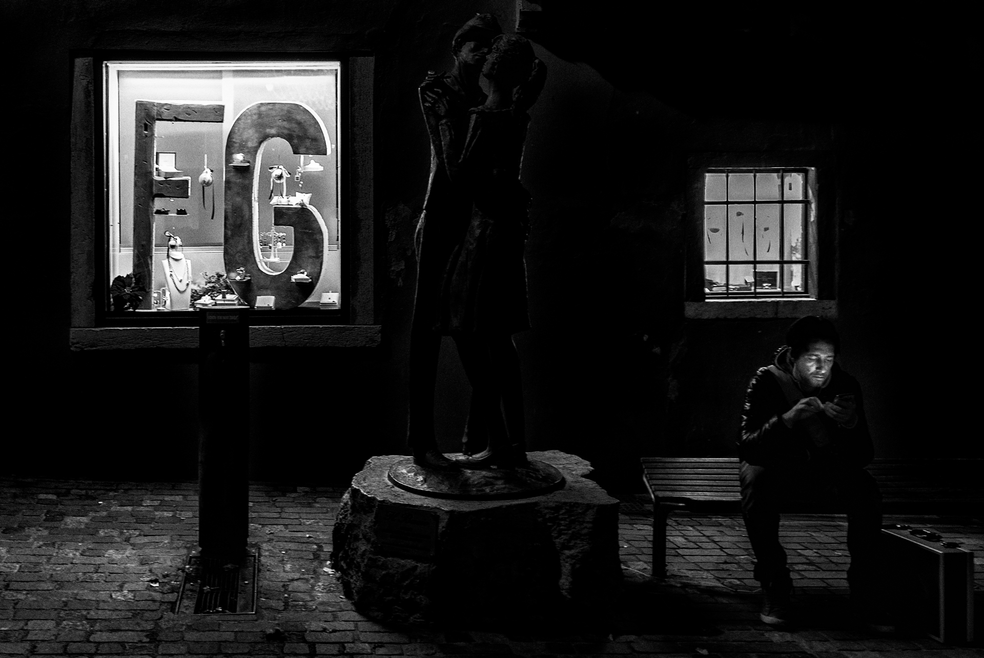 PPRIMA CLASS  – La notte, in un posto abitato, non lascia molto spazio al vedere i contorni delle cose, il fotografo ha scelto più punti luce, la vetrina che sparge la sua luce, anche se i passanti ormai non ci sono più, rendendo visibile i contorni di un