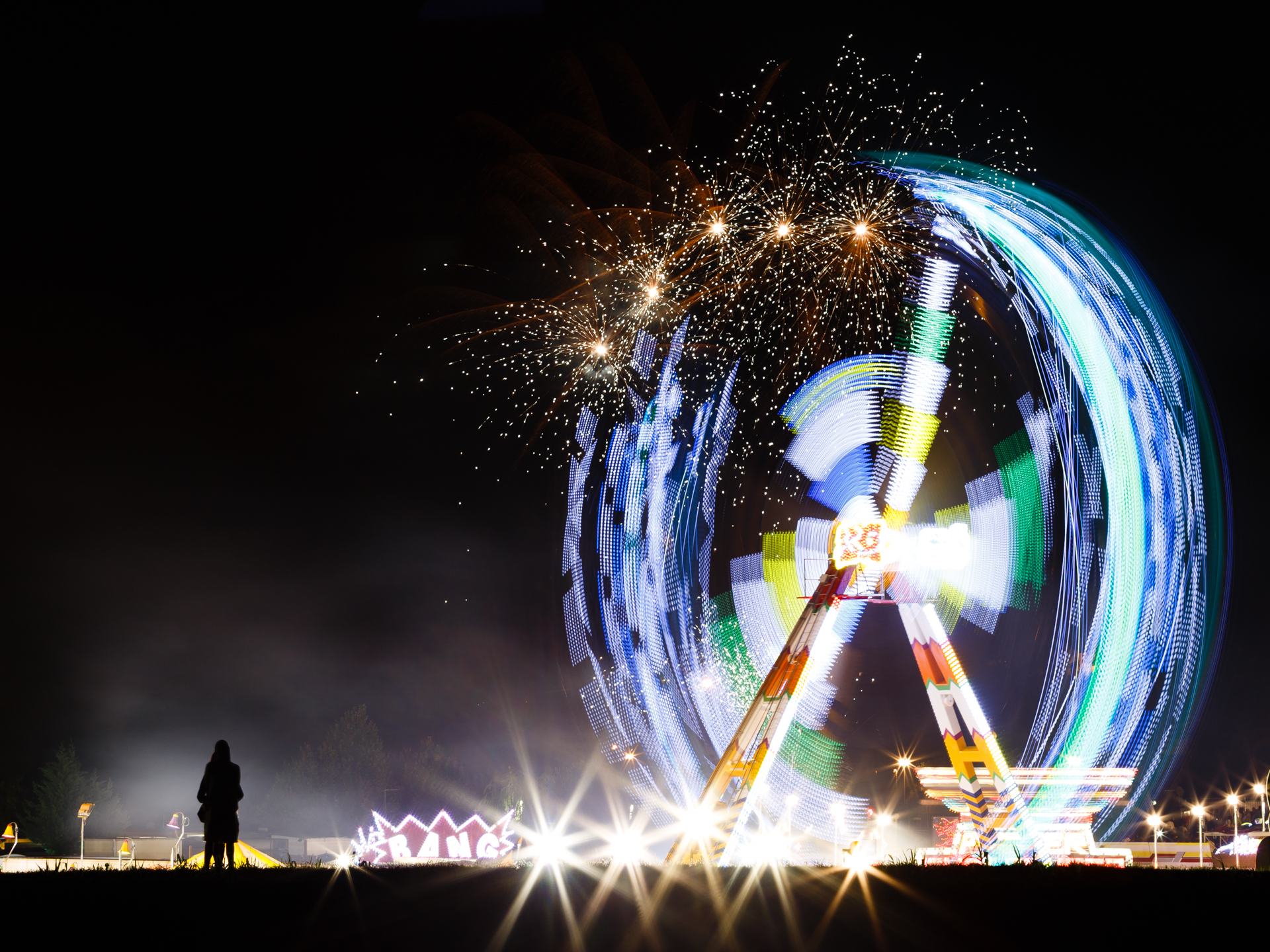 TERZA CLASS    La ripresa, in un Luna Park in piena funzione, illumina la notte e la vita si lascia inebriare dalle velocit delle attrazioni sempre nuove e dal loro sfavillio di luci e colori. Limmagine  attraente, viene da pensare al clangore di mus