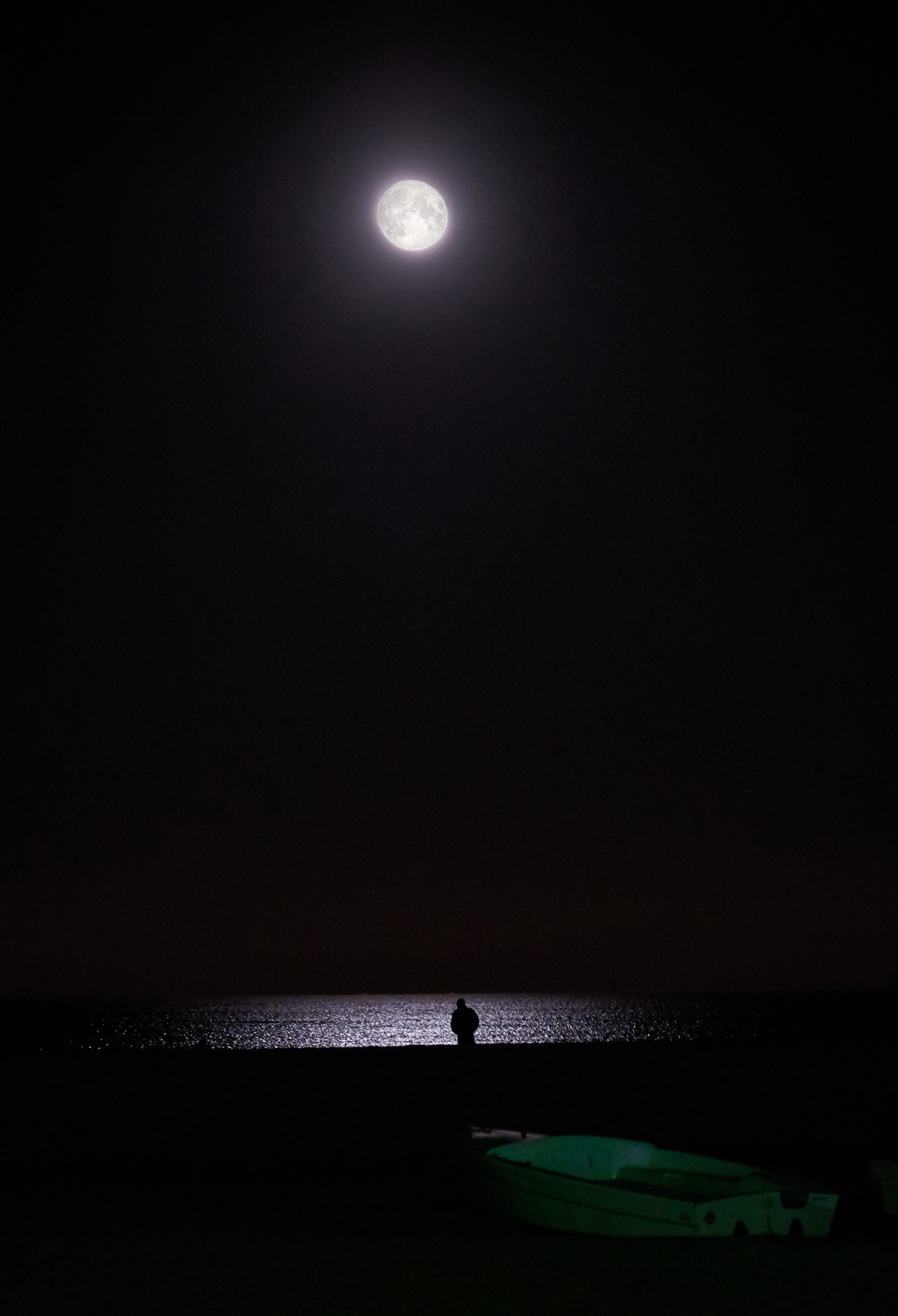 QUARTA CLASS   Una poesia del cuore nel teatro della solitudine dove la figura  sola con s stesso. Pochi sono gli elementi rappresentati eppure riempiono un fotogramma fatto di pensieri. Due sono i punti luminosi ma bastano a spiegare un significato, v