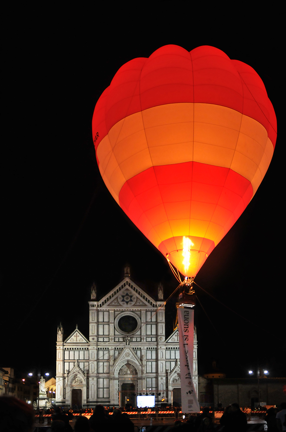 NONA CLASS  Indubbiamente il soggetto  la notte, lora in cui la gente si concede anche la musica che diventa ancor pi interiorizzante se proposta in un luogo dellimportanza di Santa Croce, cara ai fiorentini. C unaggiunta al pathos creato dalle not