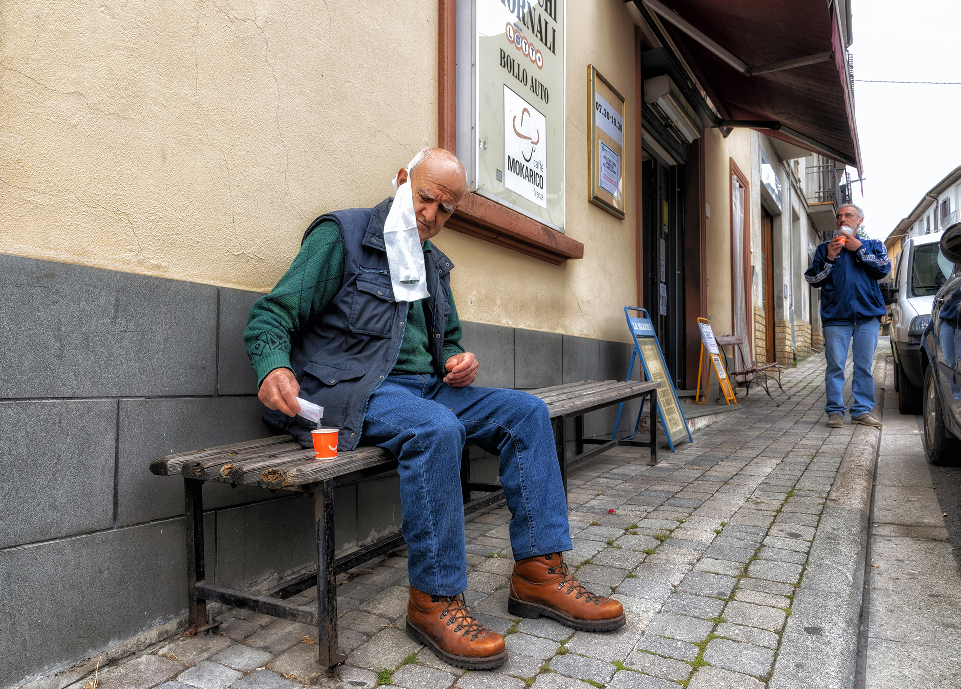 Foto n 35 DECIMA 
IMAGO CLUB 	ROBERTO FONTANI
 Altra realt documentata molto spontaneamente. La fotografia  semplice, ma non certo vernacolare.  difficile staccarsi dalle abitudini, un buon caff, talvolta,  un diversivo e appagamento del gusto. La 