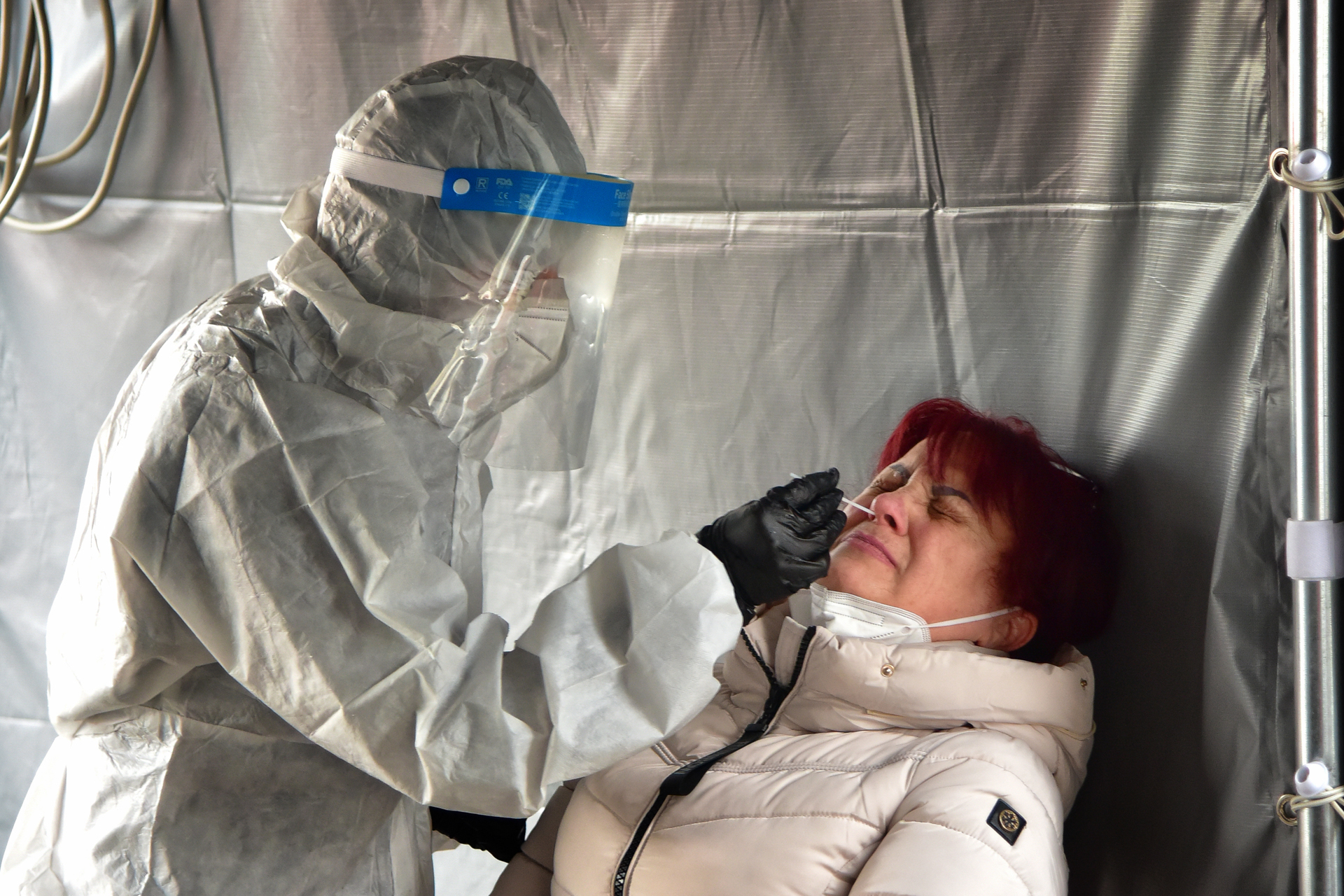 Foto n 28 TERZA
QUINTOZOOM	STEFANO LANDINI
 Una fotografia di documentazione vera, le componenti che dimostrano la veridicit ci sono tutte: vedi il luogo dove si svolge la ripresa, loperatore sanitario e, con grande influenza per lapprezzamento, les