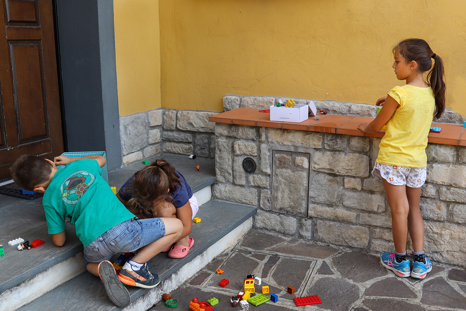 Foto n 2 QUINTO CLASS
IMAGO CLUB AMELIA CANGELOSI
L'immagine mostra la fragilit dei rapporti che si possono intrattenere all'et dei bambini fotografati.  l'et in cui il maschietto e la femminuccia avvertono, con una specie di orgoglio, l'appartenenz