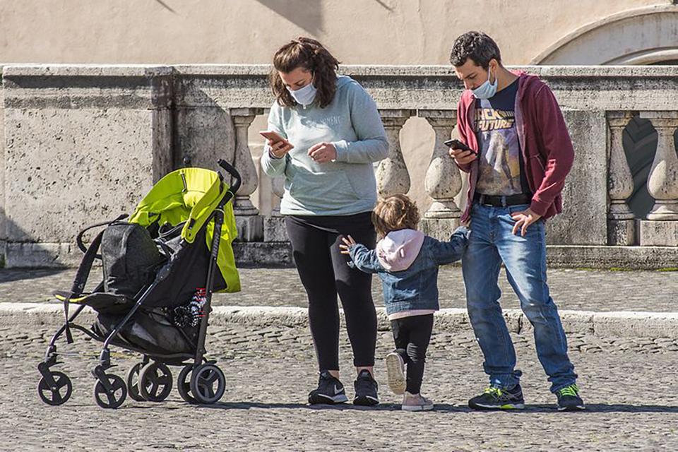 Foto n 23 NONA CLASS
IDEAVISIVA JURY LA VANCO
Non sono certo le relazioni col mondo, con gli altri, la fragilit relazionale di una coppia di giovani che non si vogliono perdere un momento dai loro contatti. Ma se non cambia il rapporto, lo diventer co