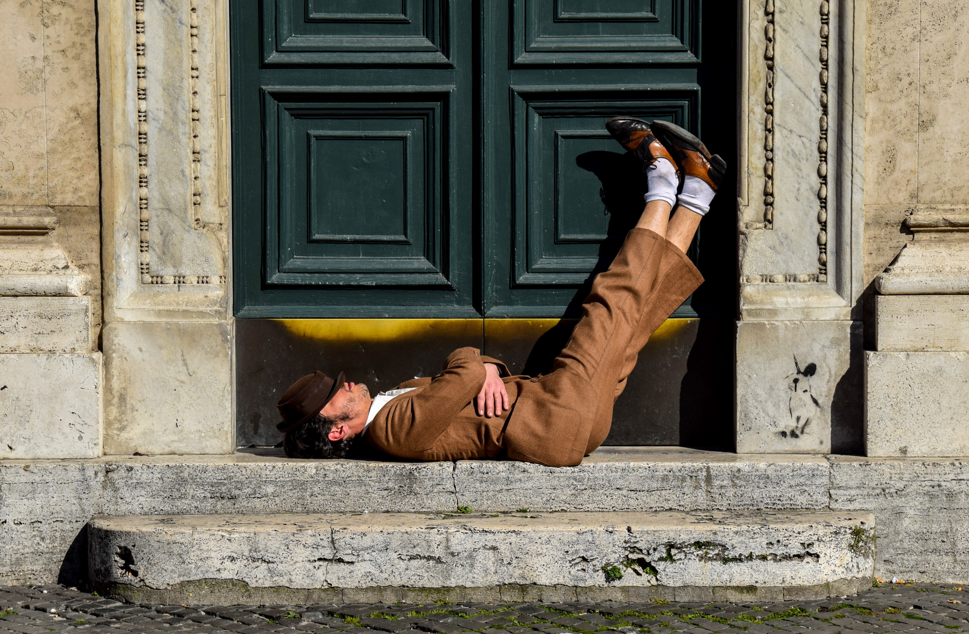 Foto n18 SESTA CLASS. MARCO INPROTA CENTRO SPERIMENTALE PRATO La fotografia appare pi come una foto pubblicitaria che non una di denuncia di mal comportamento. L'abito indossato dal soggetto, le scarpe di foggia inglese, il calzino bianco e le mani ben