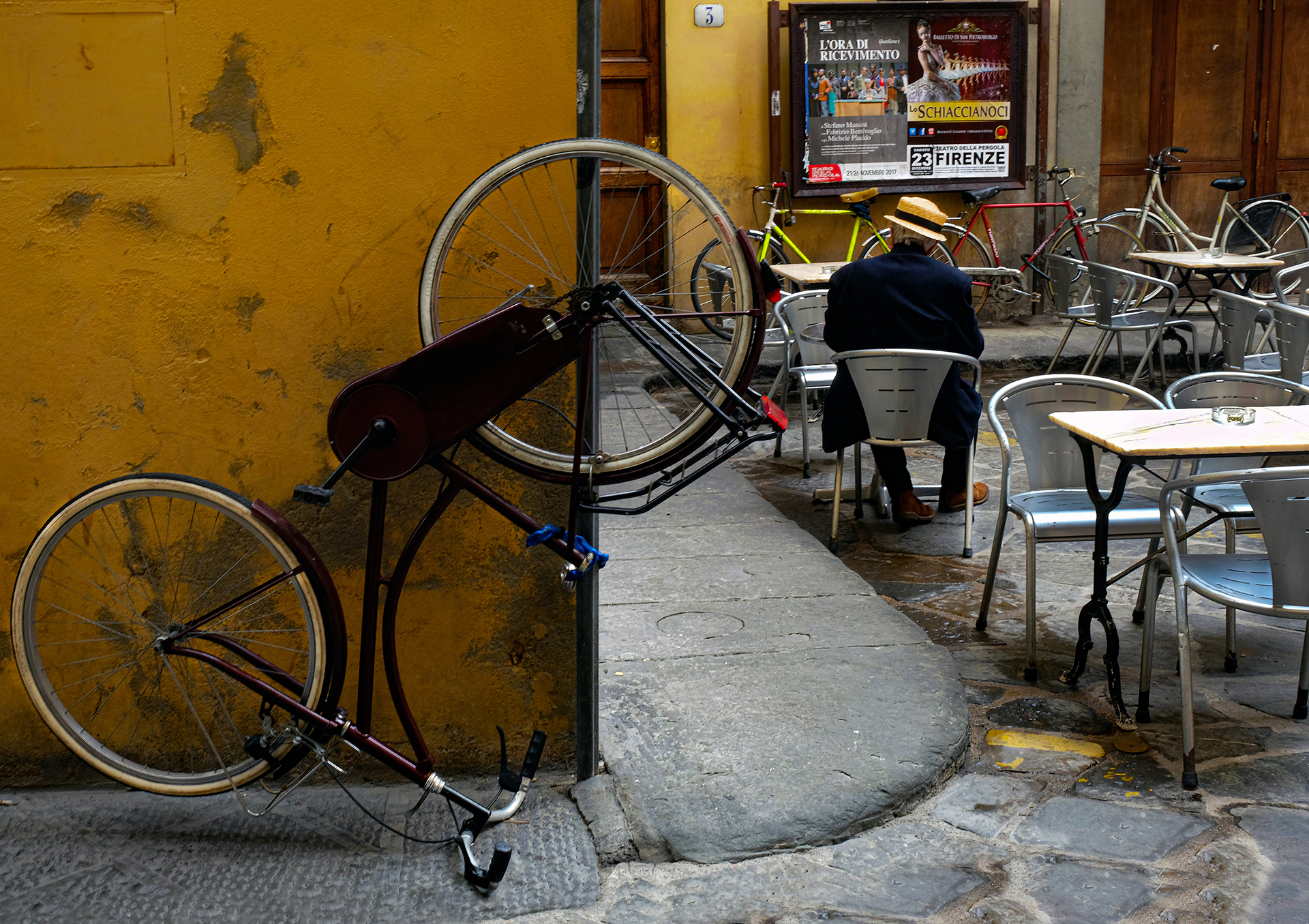 Foto n 22 SETTIMA CLASS. SANDRA GIACHI F 2.8 Gli angusti marciapiedi, figli di tempi antichi magari, sono invasi dalle biciclette mal parcheggiate. Oltre a creare impaccio alla circolazione pedonale, effettivamente non sono un bello spettacolo di decoro