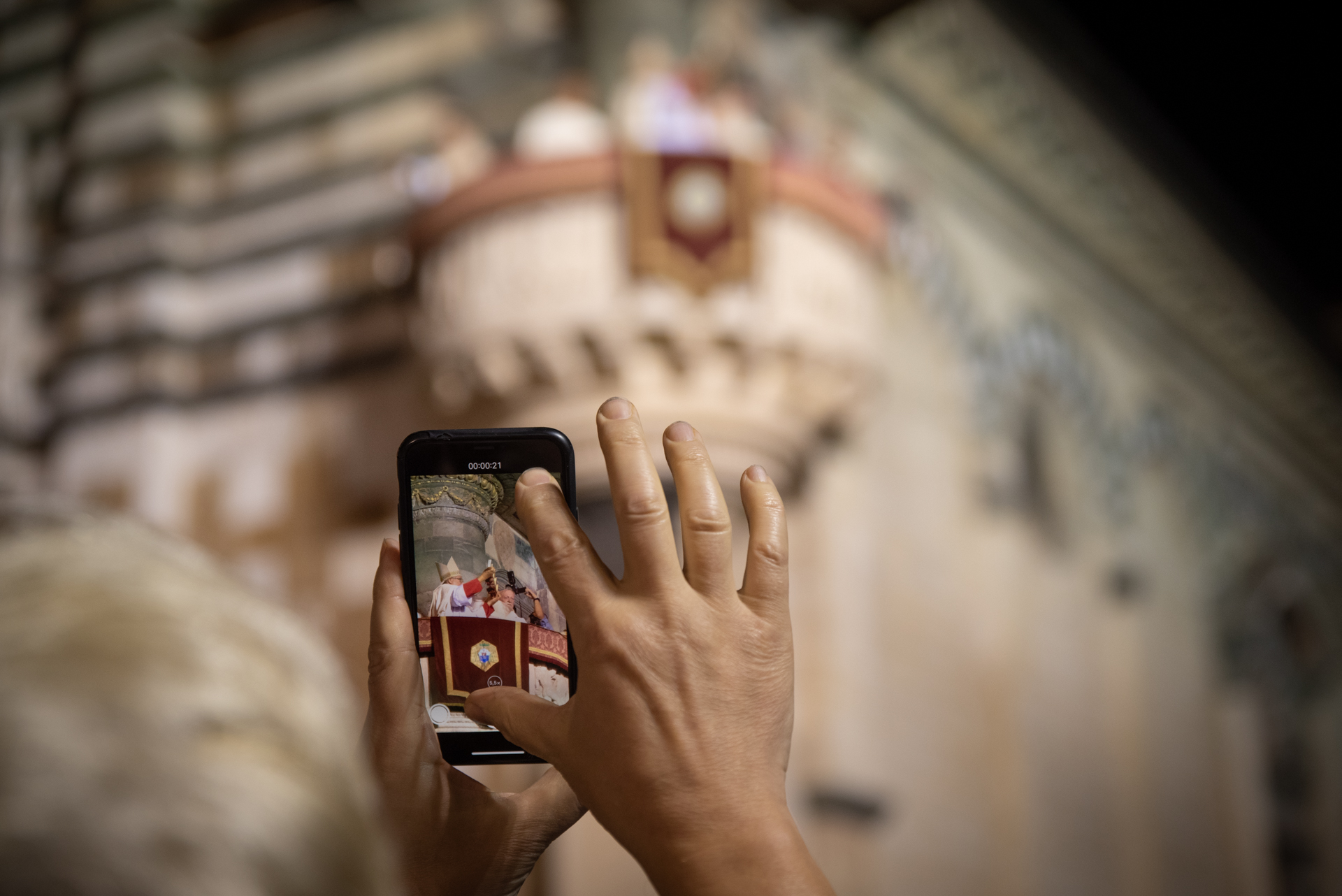 Foto n 35  DECIMA CLASS
CENTRO SPERIMENTALE RICCARDO LOGLI
Un'immagine dei giorni nostri, la cerimonia celebrata dal bel Pulpito del Duomo di Prato con in basso fanno festa moltissimi fedeli, una ripresa originale, la fotografia dell'atto in cui un'altr