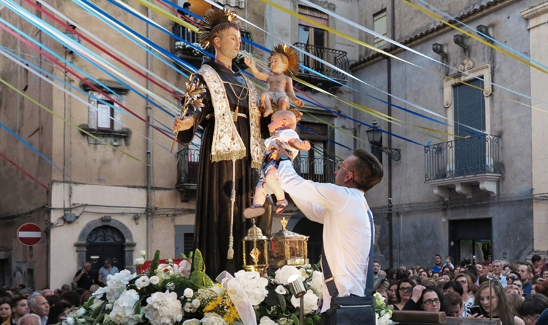 Foto n 31  PRIMA CLASS
CENTRO SPERIMENTALE MAURO CASI
Vediamo un'immagine ben realizzata. Dal punto iniziale di scansione, partono delle strisce festanti ancorate a costruzioni vetuste che invitano e fanno iniziare correttamente la lettura, la folla con