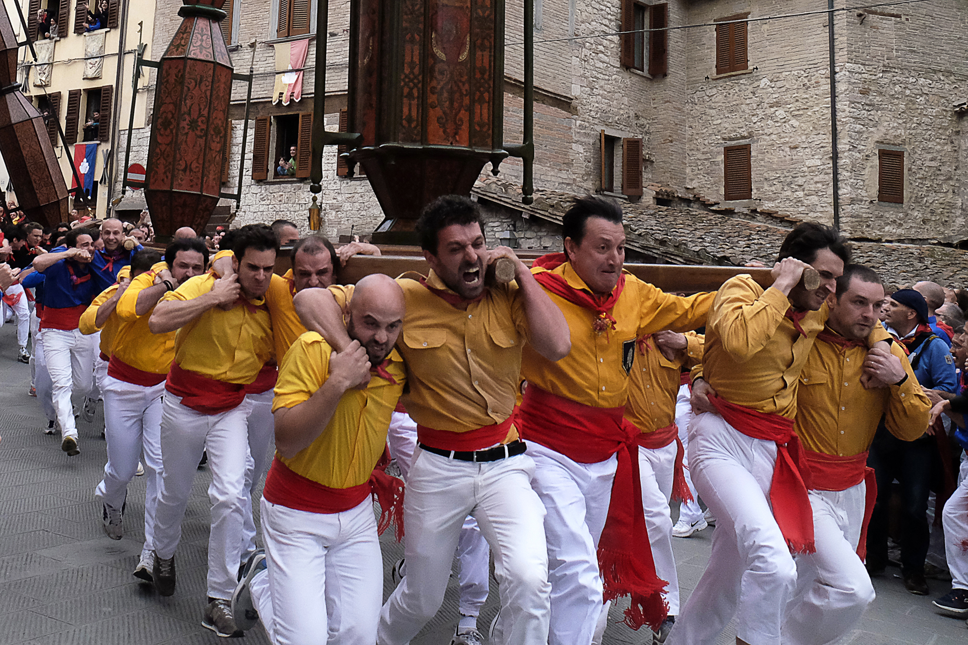 oto n 47SECONDA CLASS
CENTRO SPERIMENTALE RICCARDO COCCHI
Abbiamo una bella immagine dei Ceraioli, le persone che hanno l'onore di essere i portatori dei ceri eugubini. Un bello sforzo per completare un percorso non da poco, somma 4300 metri. Entusiasmo