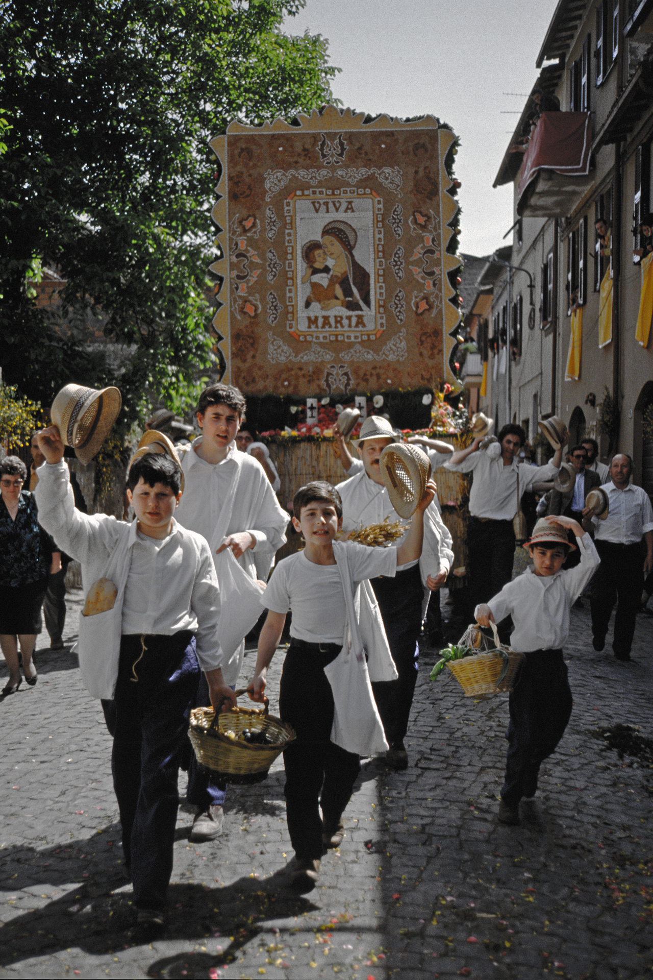 Foto n 42  TERZA CLASS
IL CASTELLO ANDREA PIOMBINO
Dalle fotografie che abbiamo visto in questa sessione si nota quanto le feste tradizionali siano partecipate dalla gente semplice e quanto questa partecipa con enfasi e dedizione. La presente foto mostr