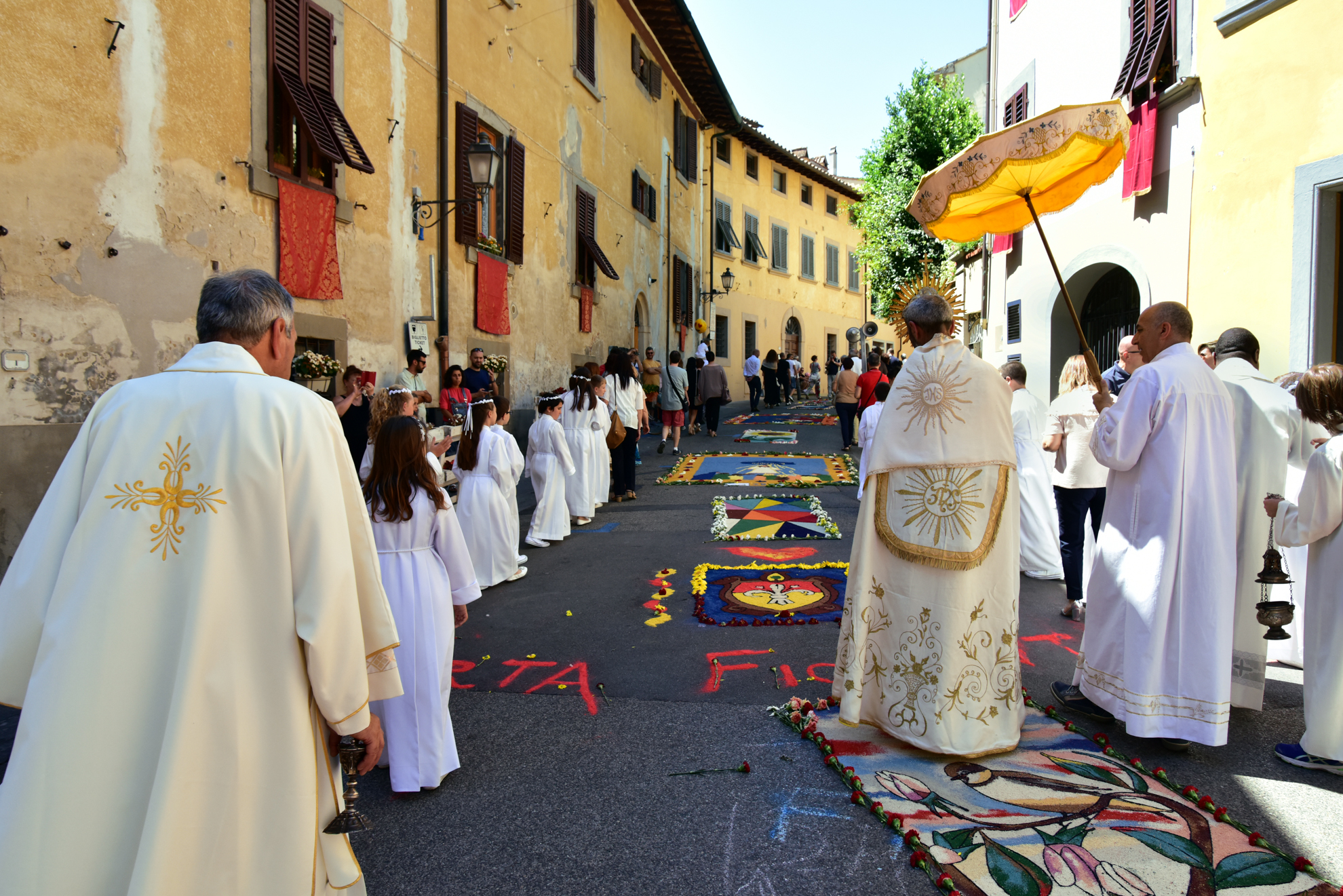 Foto n 2 OTTAVA CLASS
QUINTOZOOM GIANCARLO GIORGETTI
Una festa religiosa vera e propria, una di quelle in cui volontari di tutto il paese preparano una perfetta e artistica infiorata, sar preservata fino a quando il Sacerdote non vi camminer sopra pre