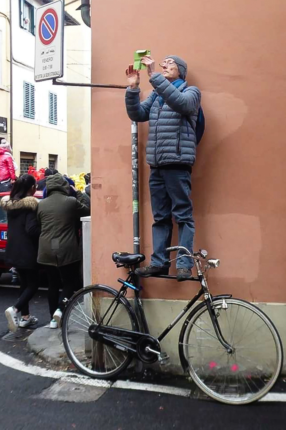 Foto n 30 OTTAVA CLASS
CENTRO SPERIMENTALE MARIA MORREALE
Un chiaro esempio della famosa tendenza della fotografia acrobatica fatta di alti rischi. Il fotografo fotografato non  neppure giovanissimo, ma coraggioso s, cosa non si fa per realizzare una 