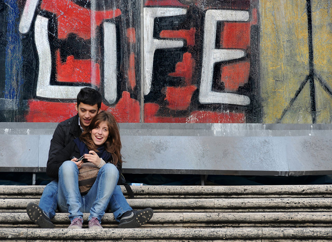 Foto n 47prima class
IL BACCHINO MARIO MENCACCI
S,  proprio vero, quell'et, quella bellezza, un abbraccio, quel bel sorriso di gaiezza  proprio life, vita come recita la scritta sul muro. Bravo il nostro fotografo/a a fare questo parallelismo, tra i