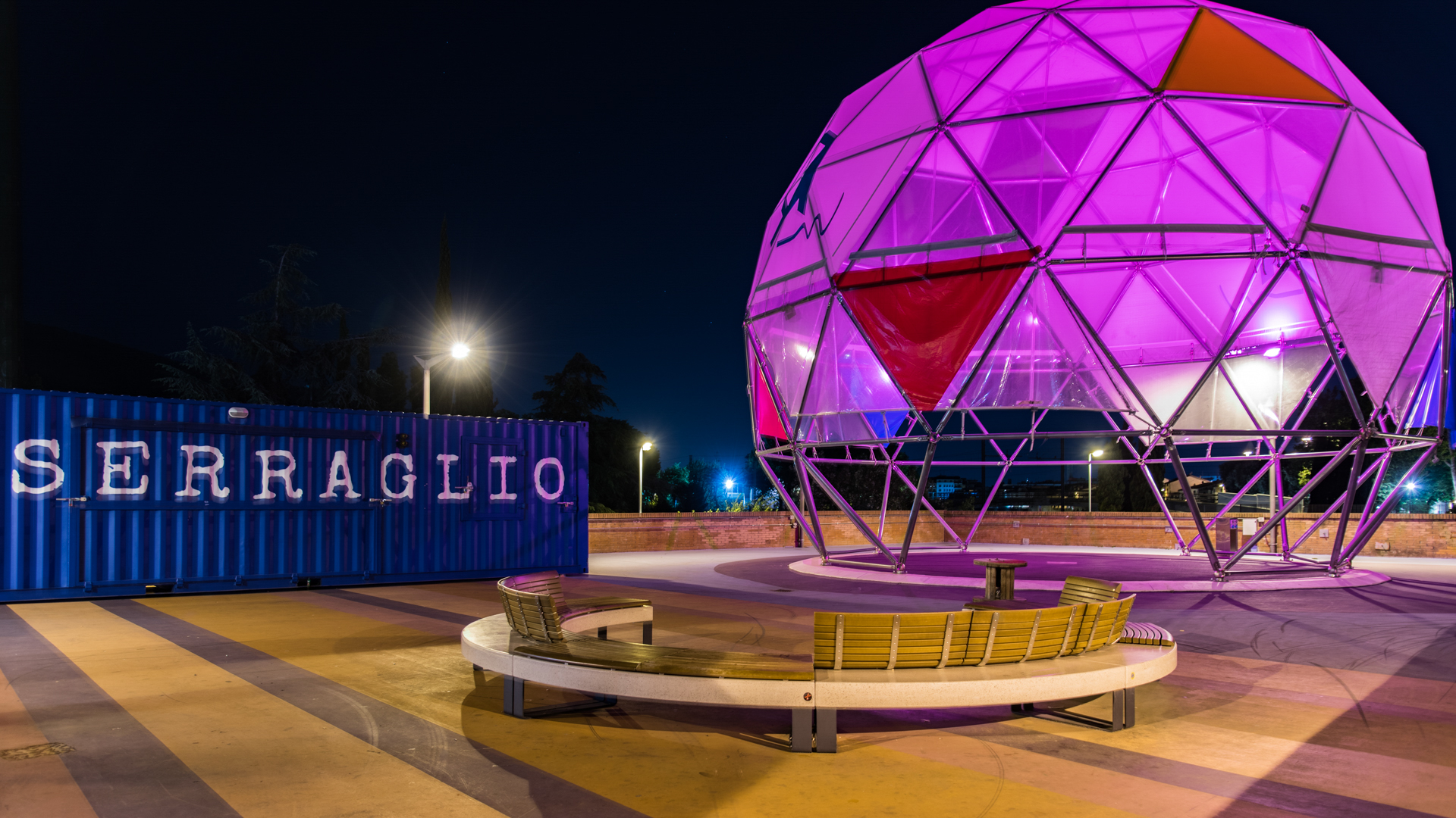 PRIMA CLASS LUISAQ RASTELLI CENTRO SPERIMENTALE  Foto n 14  PARCO GIOCHI SERRAGLIO. Quanto  rappresentato nell'immagine  immortalato molto bene dal nostro fotografo. Tecnicamente la ripresa del notturno  ineccepibile, i colori sono mantenuti nella lo