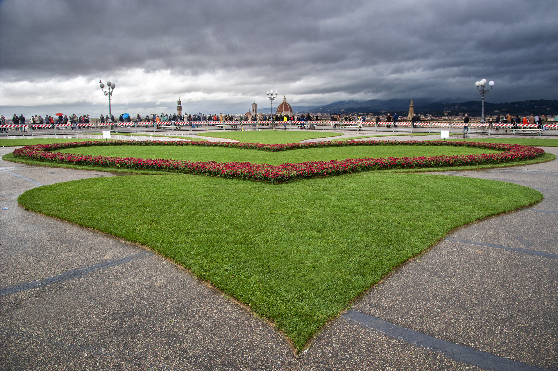 SECONDA CLASS FRANCESCO SABATINI IL CASTELLO Foto n   1  ARREDI AL PIAZZALE MICHELANGIOLO. La giornata non  delle migliori, il cielo non promette niente di buono, gli ombrellini aperti, stavolta, non sono di stile fotografico ma di necessit, nonostant