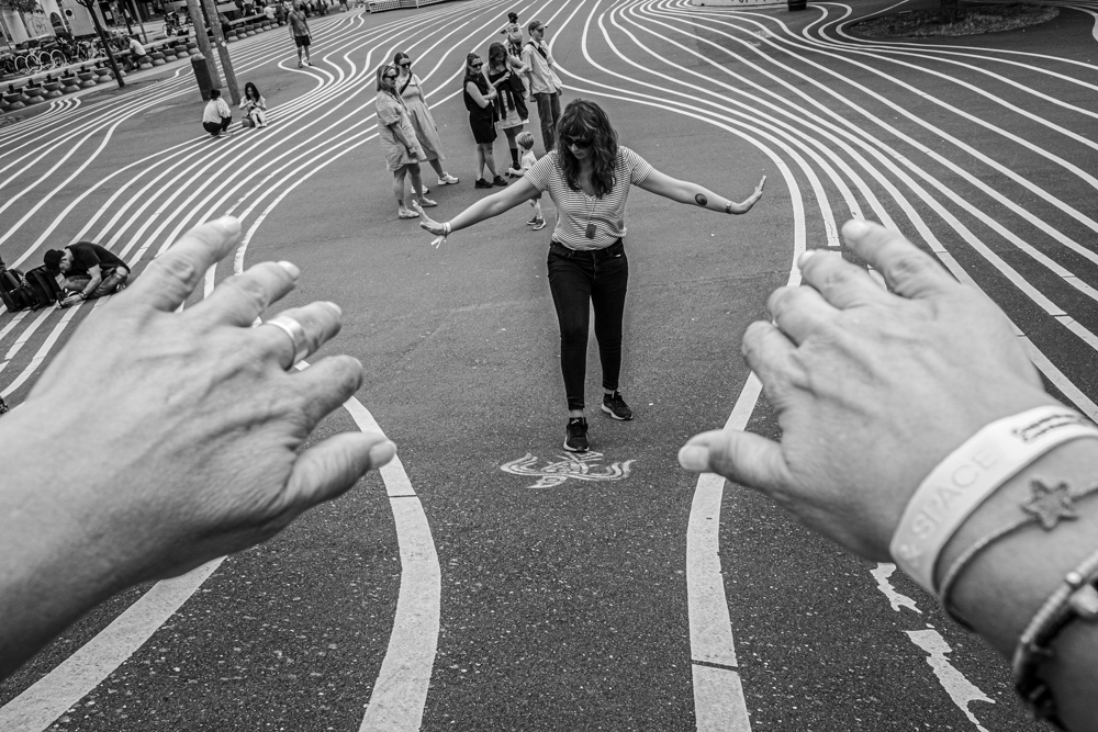 
QUINTA CLASS ENRICO CALAMANDREI IL BACCHINO Foto n     7  FATTI LARGO  Ci troviamo di fronte ad una scena resa singolare dall'autore, un arredo urbano originale e creativo induce il fotografo a partecipare allo slargare delle linee di cui sottintende 