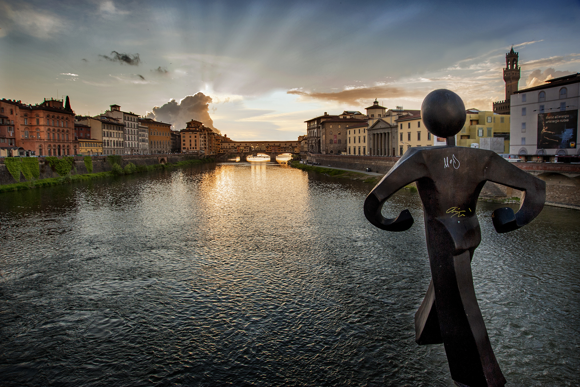 SETTIMA CLASS FRACESCO CABATINI IL CASTELLO Foto n 33  SCULTURA ERRANTE. Errante, pure nella sua staticit, questo per la dinamica espressiva della scultura posta in uno dei posti pi caratteristici di Firenze. La campitura  popolata di molti e importa