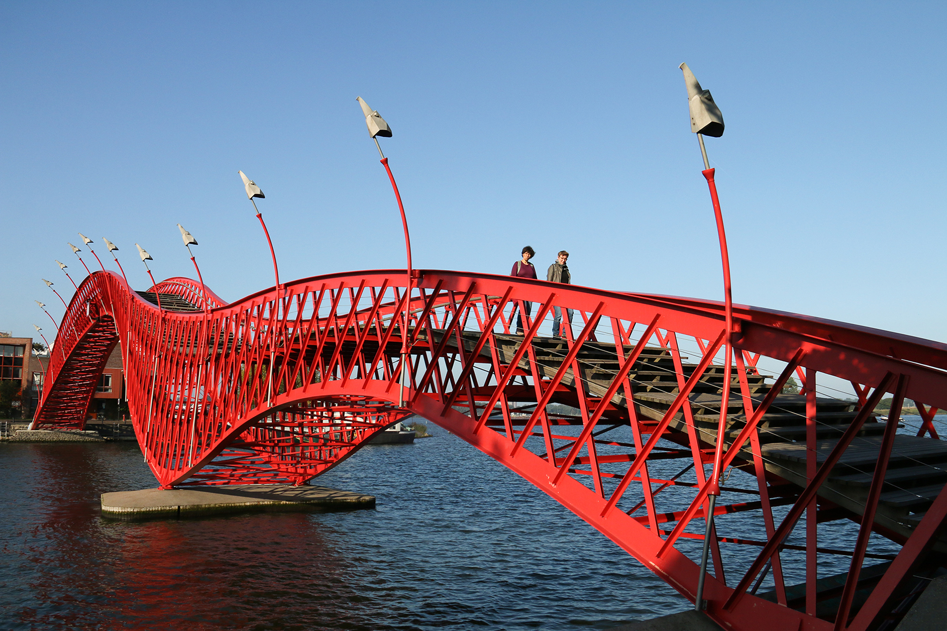 DECIMA CLASS CARLO MOSCARDI IMAGO CLUB Foto n16  PONTE ROSSO. Ci troviamo davanti una originale realizzazione di gran buona fattura, la sinuosit del suo andamento della camminata  piacevole visto dal punto della ripresa, il suo colore convince circa l