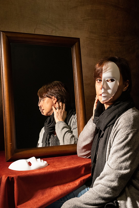 Foto n 10 SECONDA CLASS
IL BACCHINO FABRIZIO BINI
LE MEZZE VERITA'. Sono quelle che non hanno mai condotto a nessun risultato o conclusioni, ma questa fotografia, nel suo stile richiamante l'espressione magrittiana, fa del detto una buona rappresntazion