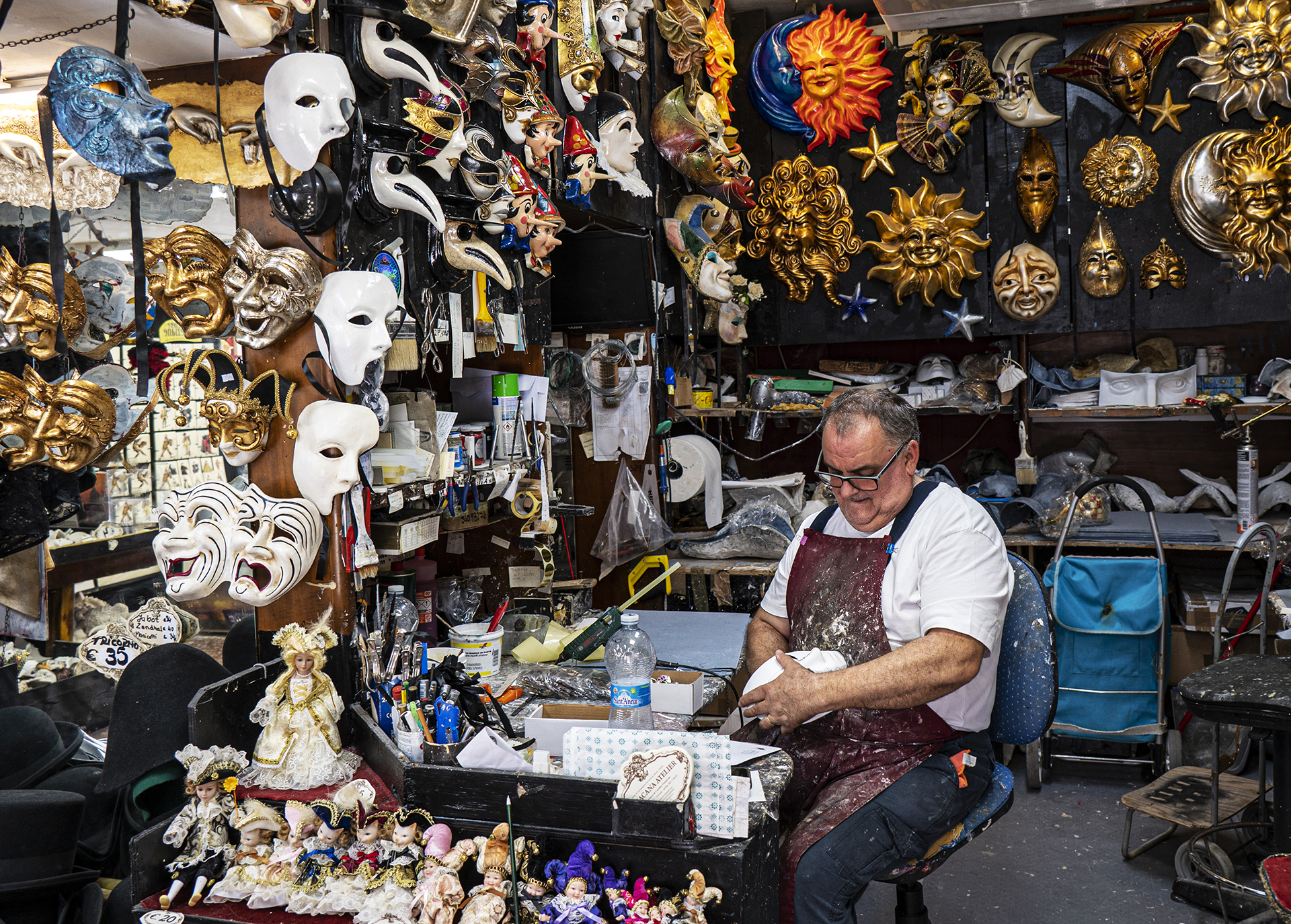 Foto n 1  SETTIMA CLASS-
IL CASTELLO FRANCESCO SABATINI
DIETRO LA MASCHERA L'ARTIGIANO.  vero, si dice cos per dire che dietro aun certo prodotto, specialmente artigiano, c' sempre qualcuno. La fotografia mostra degnamente la produzione di questo sig