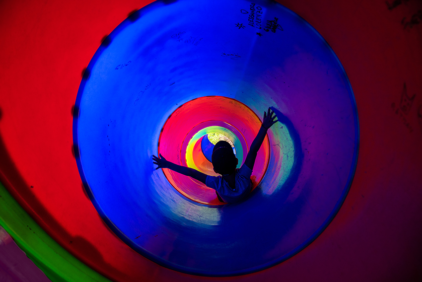 Foto n 33  SECONDA CLASS,
QUINTOZOOM	GIANNA CIAMPI
LA VITA E' PIU' DIVERTENTE SE SI GIOCA  La scena sembra raccontare di uno scivolo, uno di quelli che piacciono tanto ai bambini. Una leggera scivolata nel vuoto e, ancora una volta tutti gi per terra.