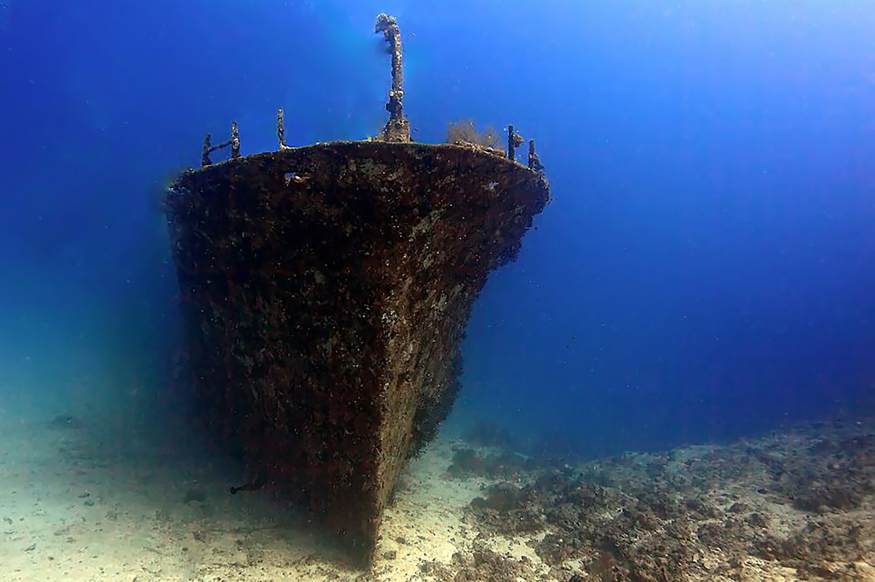 Foto n   1  HA VINTO IL MARE PRIMA CLASS  
QUINTOZOOM	GIANCARLO GIORGETTI
Quasi sempre succede, questa fotografia lo dimostra, una tempesta, un'avaria, una manovra errata e gi nella pace degli abissi. La fotografia  particolarmente avvincente per le 