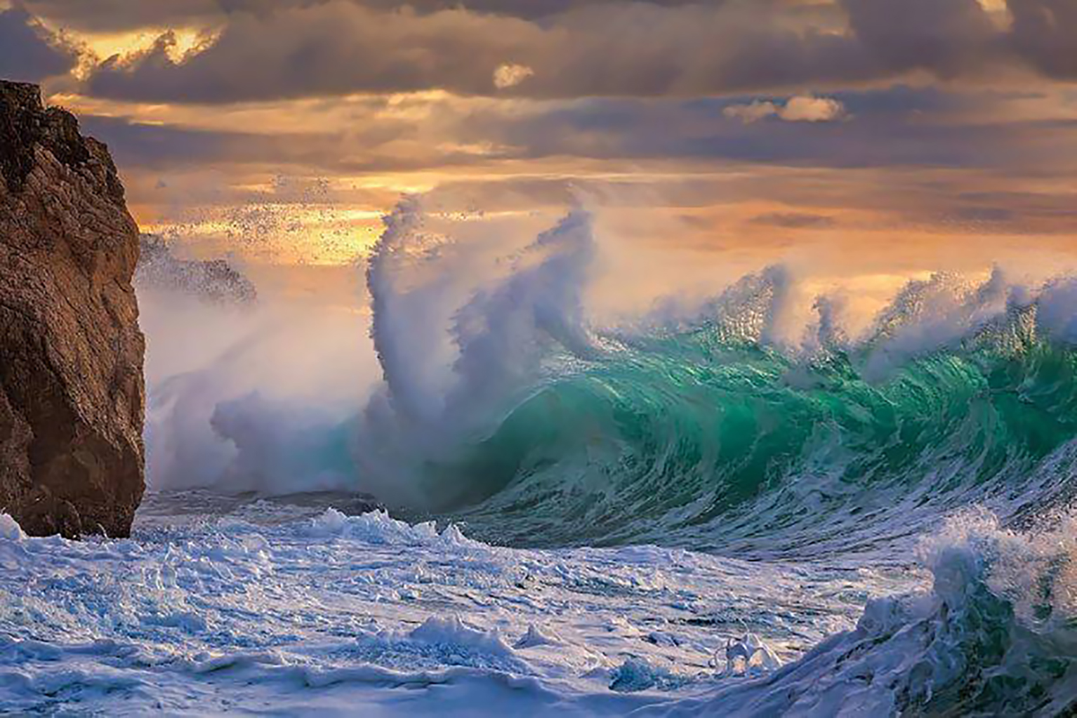 Foto n 30  LO SCOGLIO BATTUTO TERZA CLASS  
QUINTOZOOM	GIANCARLO GIORGETTI
La trasparenza dell'acqua che, a seconda dello spessore dell'onda traspare con cromatismi di naturalissima creativit, ci mostra un dipinto di un momento prima che scenda la ser