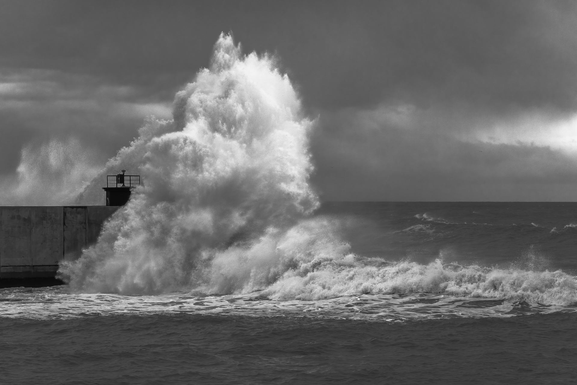 Foto n     6  LA FURIA -QUARTA  CLASS
IL BACCHINO	GIONATAN PICCOLI
Le onde non sembrano poi terribilmente forti, ma la dignit del mare non vuole inciampi nel suo incedere verso la terra ferma, ecco che un manufatto fa da intralcio e impennare un'onda n