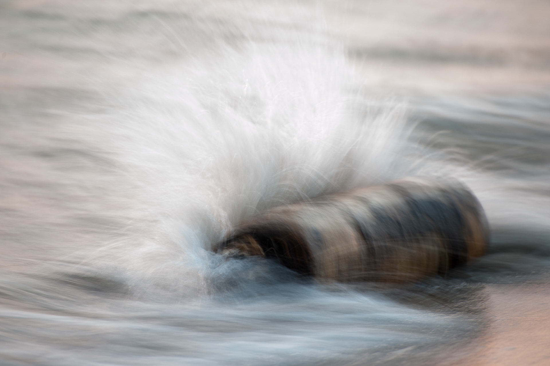 Foto n 20  CHE FORZA! SETTIMA CLASS- 
IMAGO CLUB 	KIRA BRESCHI
Il mare sospinge qualcosa che rotola e si oppone al ritorno in acqua pi profonda e pi calma. La foto minimalista, rende bene l'idea della forza di cui al titolo e al tema per stasera. Un