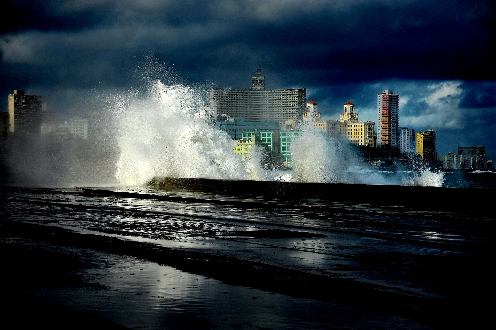 Foto n   9  IL MARE DI MALECON- OTTAVA CLASS  
IMAGO CLUB 	BRUNERO LUCARINI
Momento di ricordi, viene da pensare dolci, da parte di chi ha vissuto e scattato questa fotografia, magari in una bella vacanza all'Avana. La foto avvince per l'inquadratura d