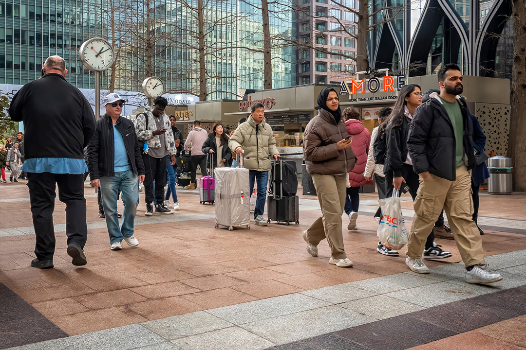 La Stazione ferroviaria di qualunque citt del mondo si configura come un incrocio ideale di passeggeri e passanti, di viaggiatori in arrivo e in partenza, che in questa fotografia assumono i volti e i tratti somatici di tutti i continenti possibili. La f