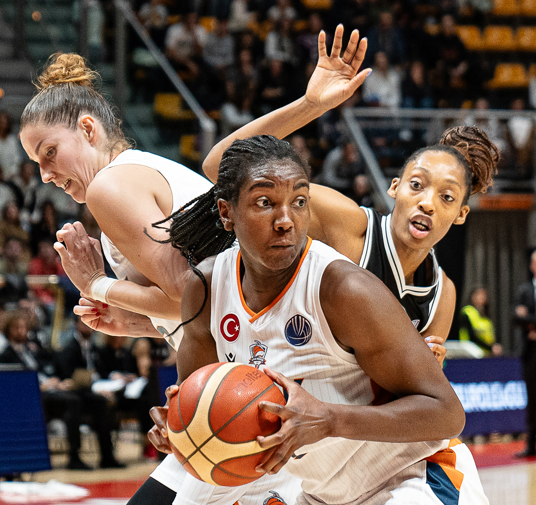Lo sport come cemento tra i popoli e come terreno di condivisione e incontro: questa immagine, che appartiene al genere della fotografia sportiva, mostra lunione possibile attraverso unattivit sportiva, la pallacanestro. Il ruolo dello sport come luogo