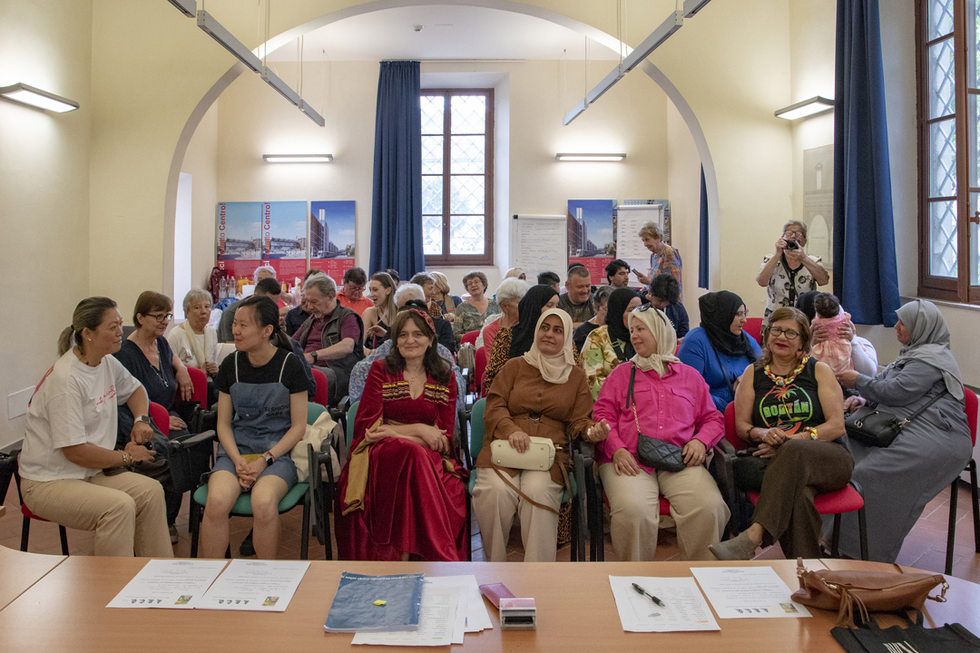 Il punto di vista di questa fotografia  singolare e rivelatore: il fotografo  in cattedra. Si nota un primo piano, il tavolo, che funge da soglia per lo sguardo. Linvito per locchio  a superarlo per conquistare il vero soggetto dellimmagine: la plat