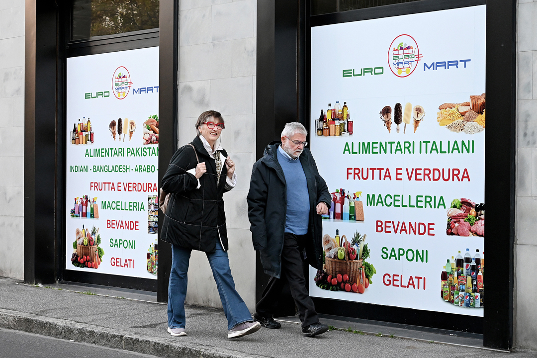 In questa fotografia scattata in ambiente urbano, troviamo tutti gli indizi per ricostruire caratteristica di multietnicit del quartiere in cui si svolge la scena: pur non essendo svelati dettagli che ci mettano in condizioni di riconoscere la citt, dal