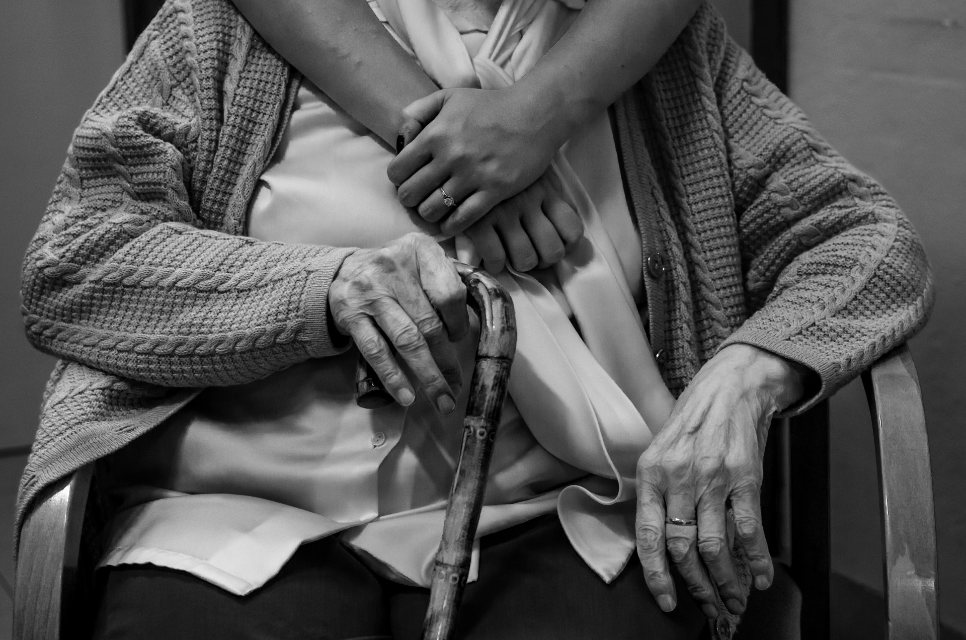 Foto n 3 DECIMA CLASS-
FERMO IMMAGINE FERNANDO PALMERINI
RAGAZZI DI OGGI INCONTRANO RAGAZZI DI IERI.  sereno il bianconero che vediamo nei suoi toni ben adatti alla scena rappresentata, significazioni buone da proporre sempre come icone del rapporto n