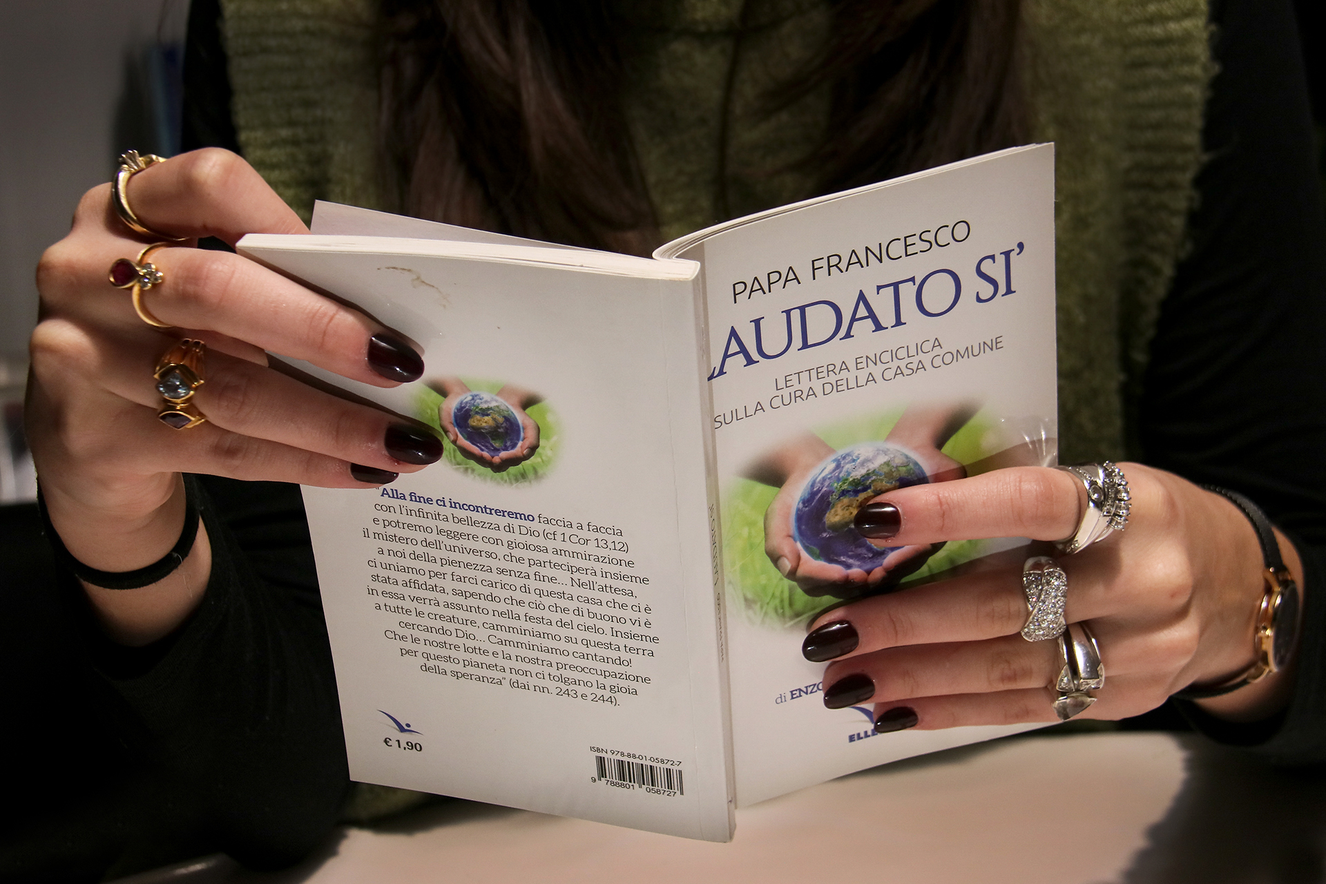 Foto n 10  DECIMA CLASS
IMAGO CLUB CARLO MOSCARDI
IL MOMENTO DI SCEGLIERE  Le scelte, nella vita, sono come gli esami, non finiscono mai, come quelle da operare dalla figura scelta dal fotografo ad interpretare il concetto da lui pensato. Mani estremam