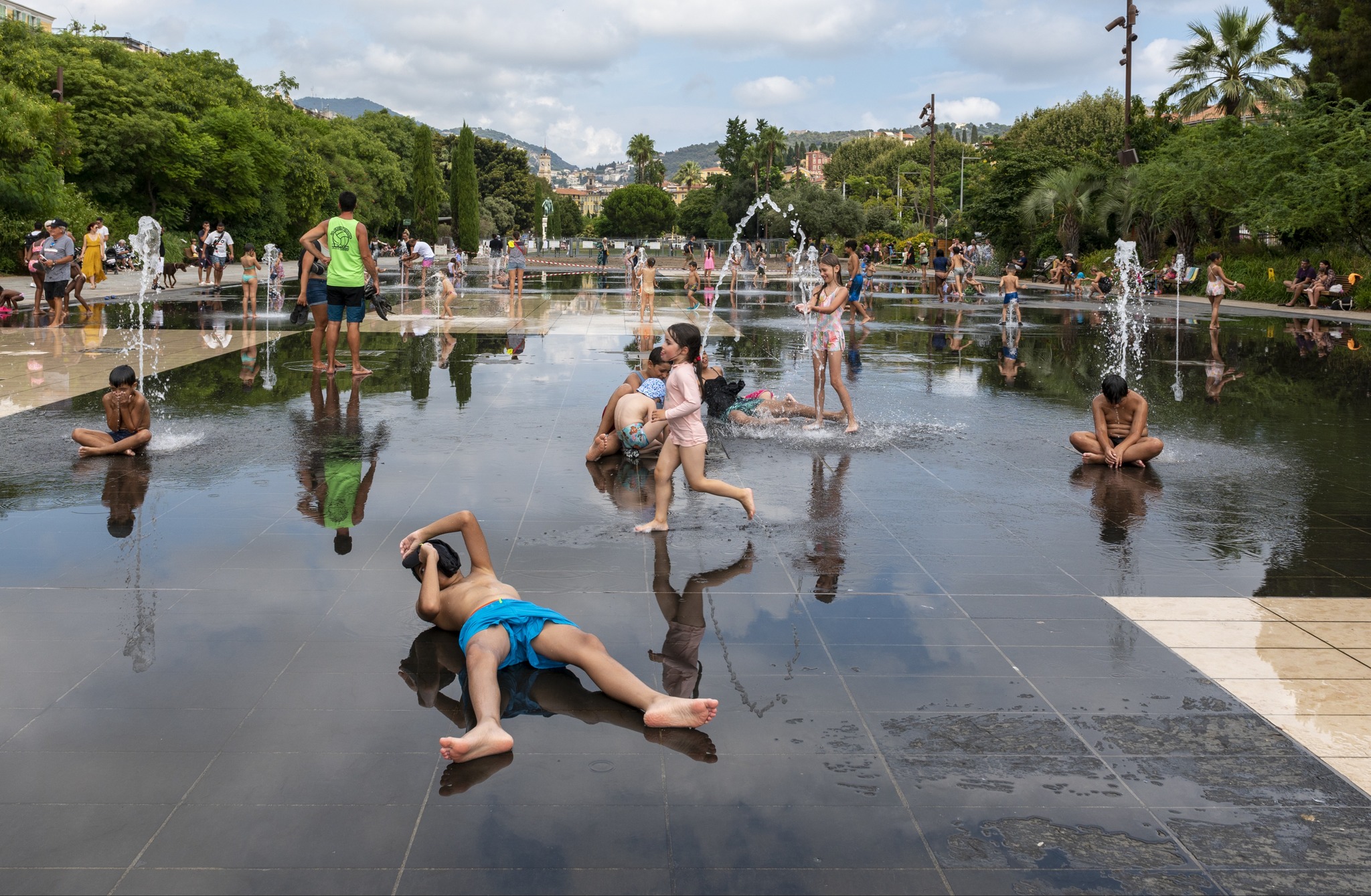 Foto n18  QUARTA CLASSAVERE
IL BACCHINO ILARIA BELLUCCI
LA FELICIT O ESSERE FELICI  La fotografia  una festa, vediamo tanti bambini liberarsi di ogni obbligo, che si muovono nel sempre magico gioco d'acqua e sono molti, tutti insieme senza pensieri, 