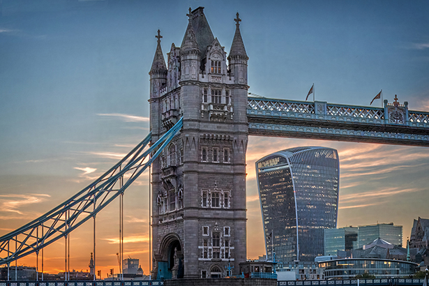 29 Sotto il ponte DECIMA CLASS
IMAGO CLUB 	RICCARDO CAIONI
 Limmagine propone un interessante contrasto tra il Tower Bridge, simbolo della storia e della tradizione londinese, e il grattacielo Walkie Talkie, espressione dellarchitettura contemporanea. I