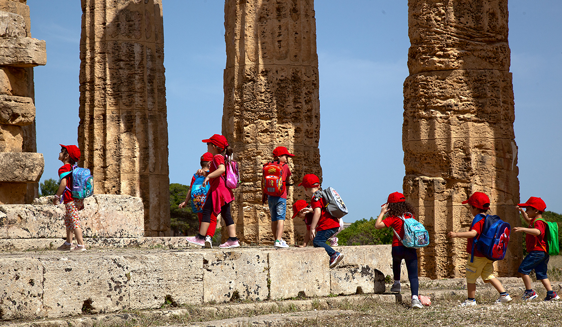 14 Il nuovo, il vecchio  SECONDA CLASS
IMAGO CLUB 	CRISTINA BARTOLOZZI
Questa immagine offre una narrazione visiva potente, contrapponendo il passato monumentale del tempio greco alle giovani generazioni che lo esplorano. Il contrasto tra le colonne di pi